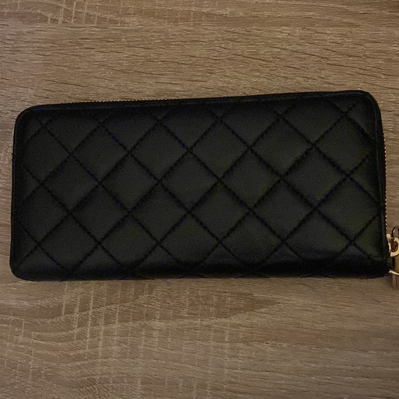 Quilted Michael Kors zip around wallet - Picture 3 of 5